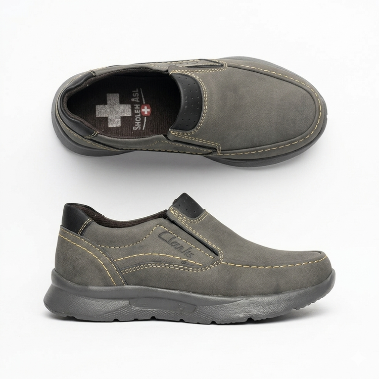 کفش راحتی روزمره مردانه طرح Clarks رنگ طوسی نوبوک با دوخت های تزیینی کرم روی پس زمینه سفید