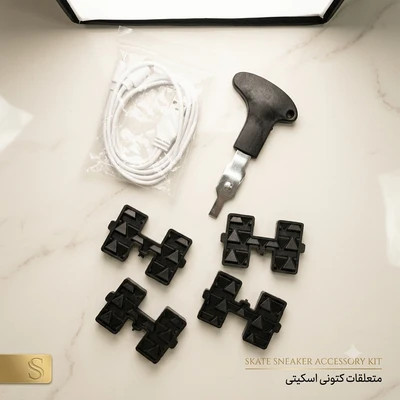 لوازم جانبی کتونی اسکیتی بچگانه شامل کابل شارژ دوطرفه USB، آچار تعویض چرخ و ۴ عدد درپوش مشکی
