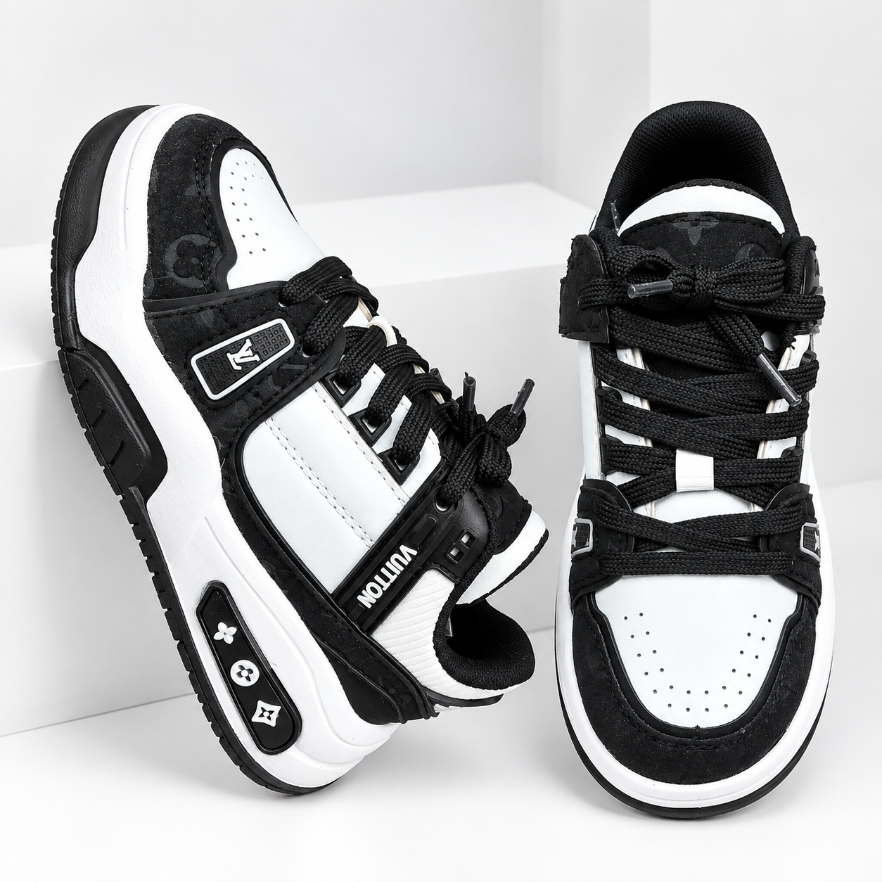 کتونی لویی ویتون مشکی مدل LV Trainer Maxi - نماد LV روی زیره و بدنه⁠