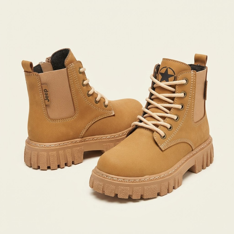 نمای پشت نیم بوت کاپشنی کرم مشکی طرح UGG
